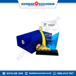 contoh plakat magang