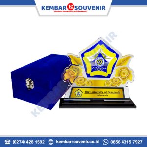 contoh plakat wisuda