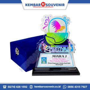desain piala akrilik