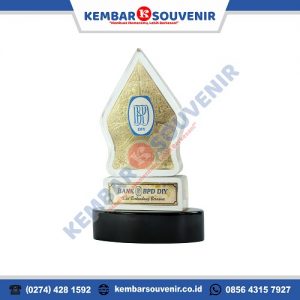 Desain Plakat yang Sederhana Tapi Mengagumkan!