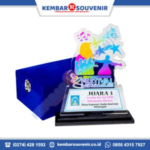 desain plakat akrilik
