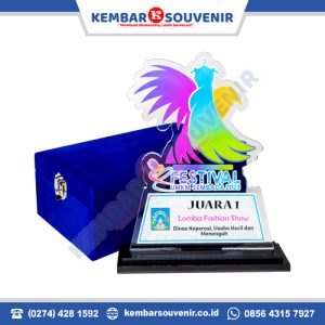 desain plakat akrilik wisuda