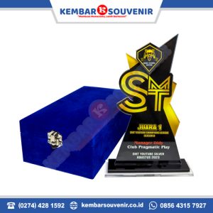 harga plakat akrilik wisuda