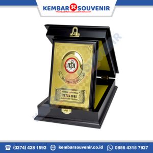 plakat kayu unik