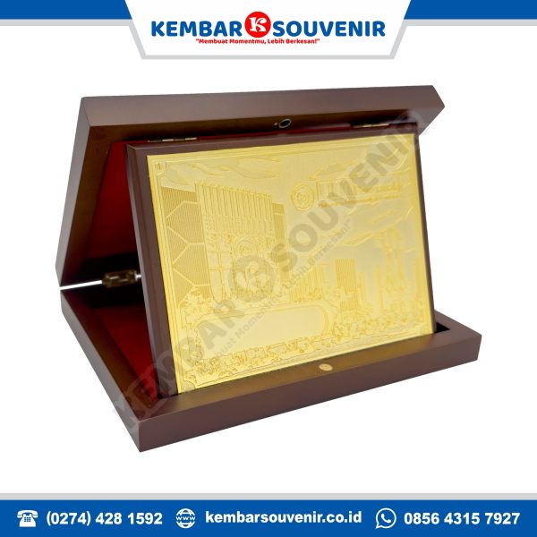 plakat kayu wisuda