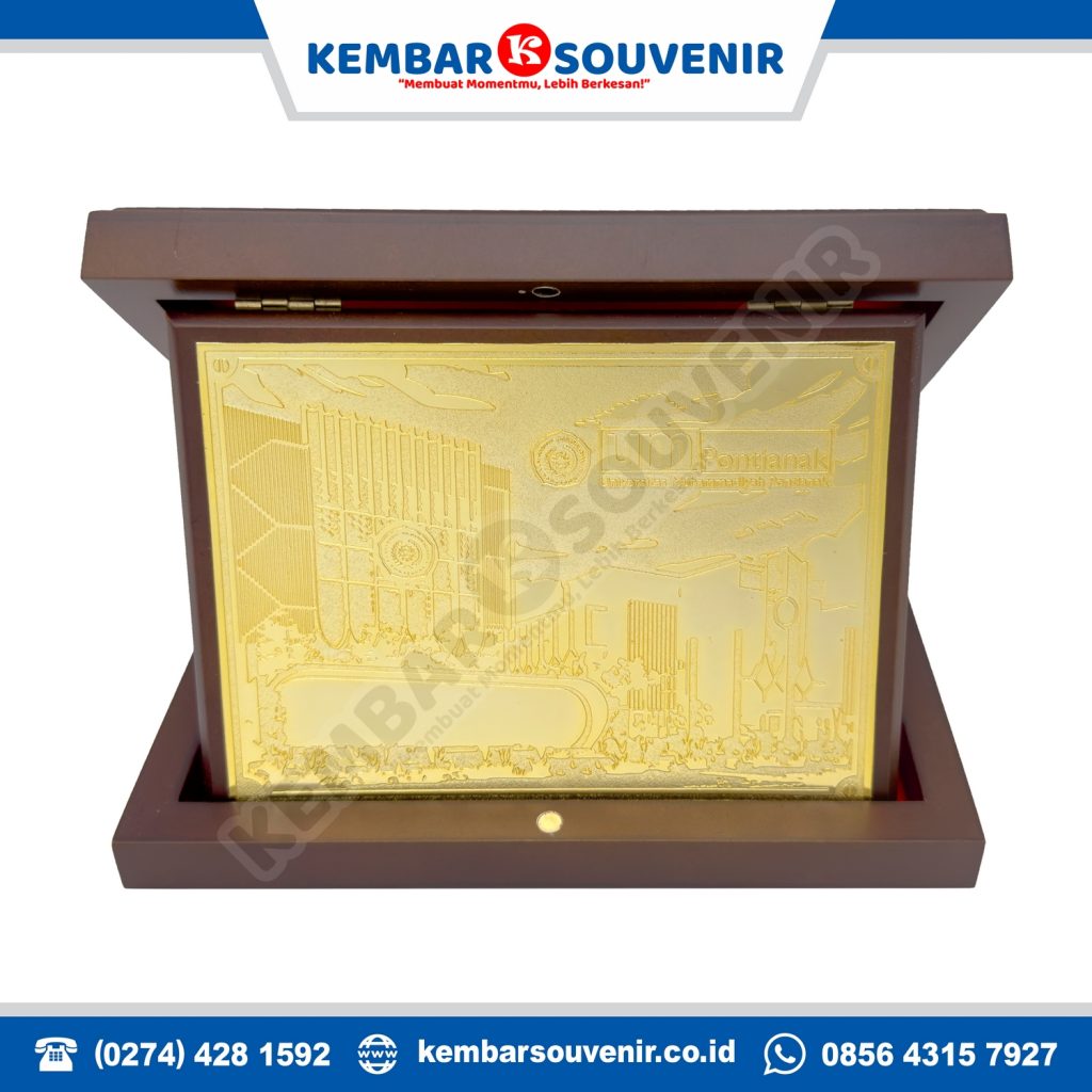 Plakat Wisuda Kayu