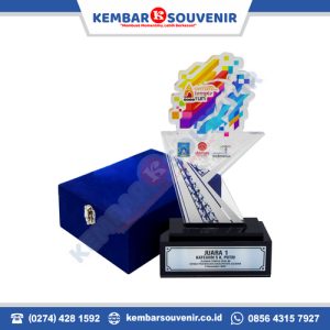 plakat wisuda akrilik