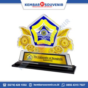 plakat wisuda akrilik
