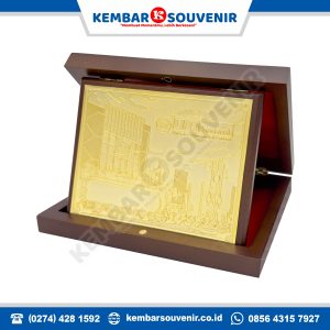 plakat wisuda kayu