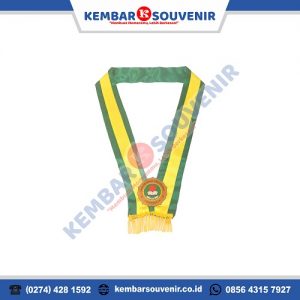 Contoh Kalung Wisuda dari Kembar Souvenir yang Terpercaya
