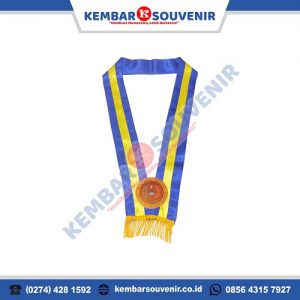 contoh medali wisuda