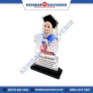 contoh plakat wisuda