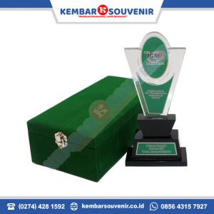 contoh plakat wisuda