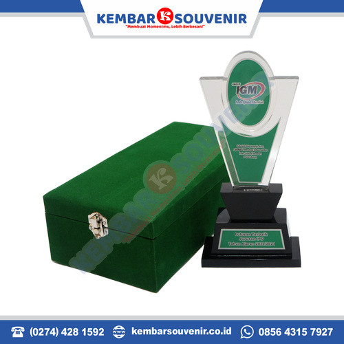 contoh plakat wisuda