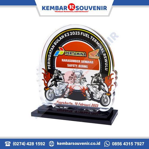 desain plakat akrilik