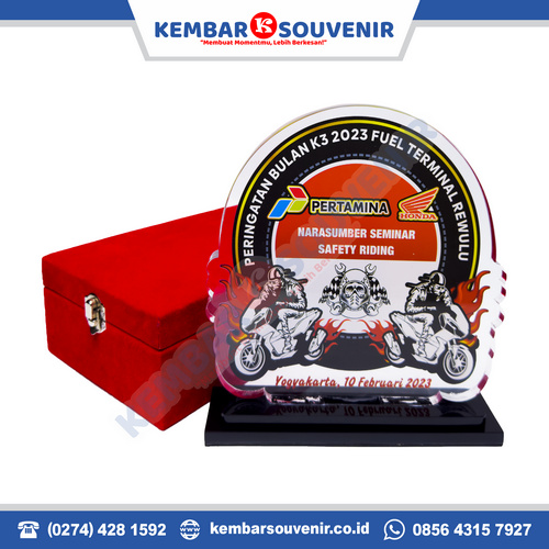 Bikin Plakat Akrilik