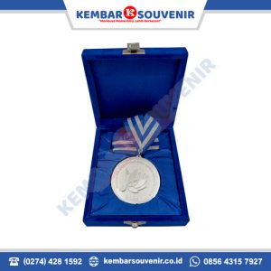harga medali plastik