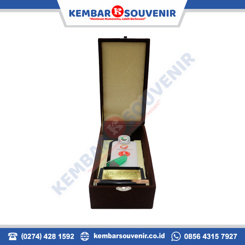 harga plakat akrilik wisuda