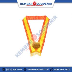 Cari Kalung Medali Wisuda? Kembar Souvenir Tempatnya