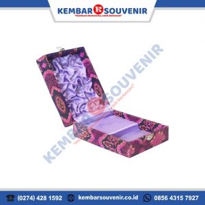 kotak plakat bludru
