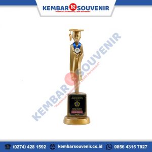 patung wisuda