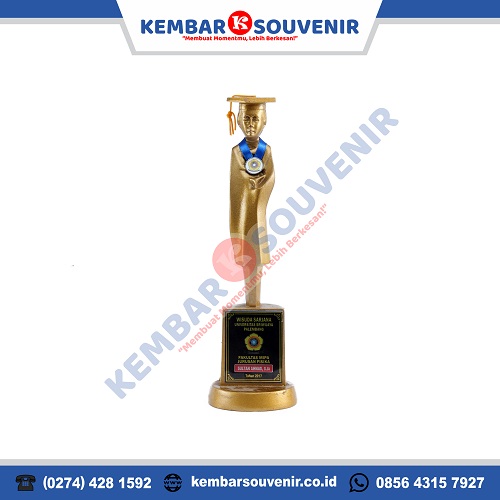 patung wisuda