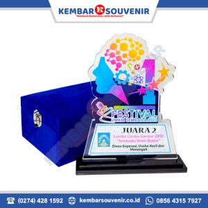 piala dari akrilik