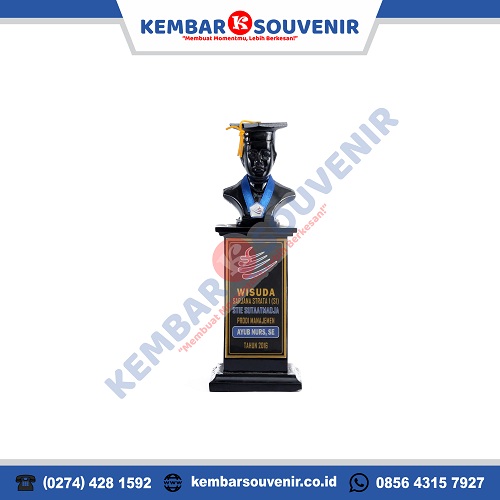 piala wisuda