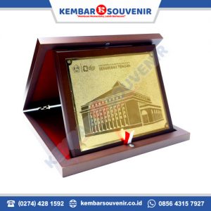 Model Plakat Kayu