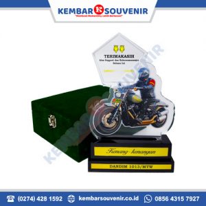 plakat kuningan