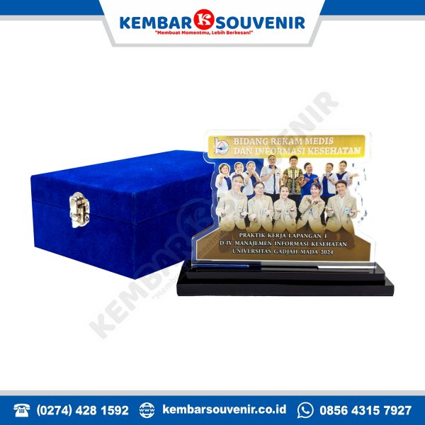 plakat wisuda akrilik