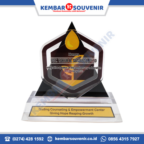 plakat wisuda kayu