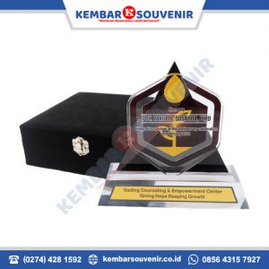 plakat wisuda unik