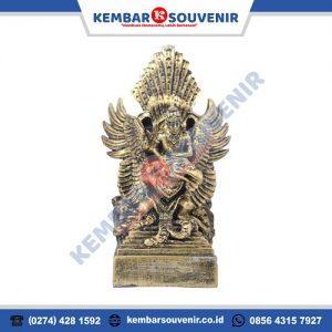 Pembuatan Miniatur Garuda Wisnu Kencana di Kembar Souvenir