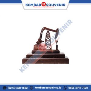 Souvenir Miniatur Pompa Angguk untuk Merayakan Momen