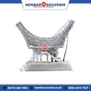 Kekayaan Budaya dalam Souvenir Miniatur Rumah Adat Tongkonan