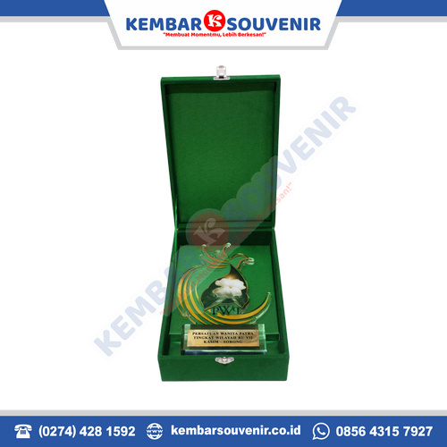 souvenir perpisahan kantor