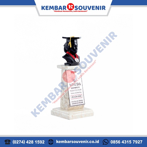 Memilih Trophy Wisuda Berkualitas dari Kembar Souvenir