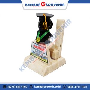 patung wisuda tk