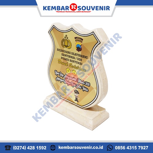 plakat marmer tameng perisai polisi polda