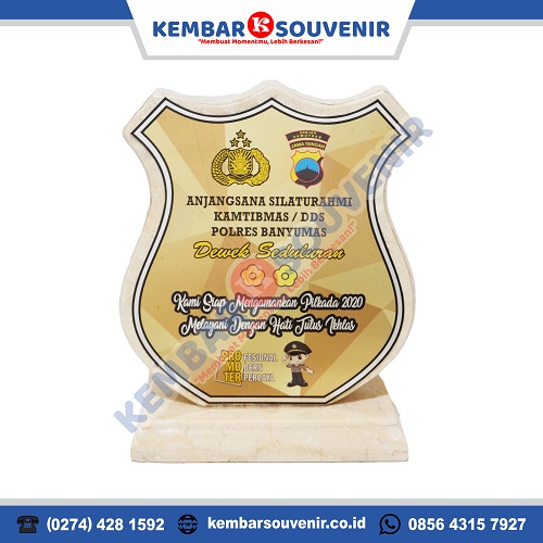 plakat marmer tameng perisai polisi
