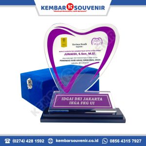 akrilik wisuda