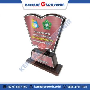 Plakat Unik Dari Kayu