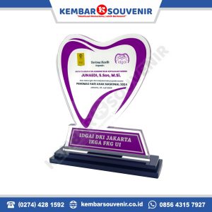 plakat wisuda akrilik