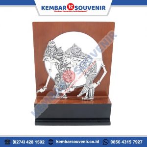 souvenir wayang perak