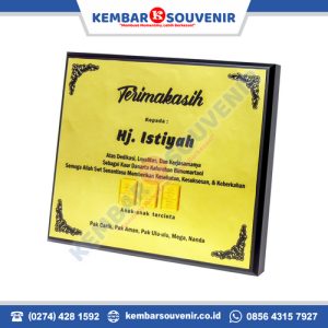 vandel kayu wisuda