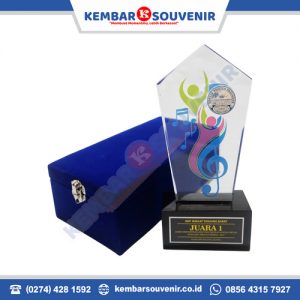 contoh akrilik wisuda