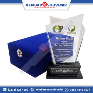 desain plakat kayu