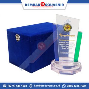 piala wisuda akrilik