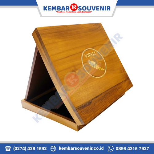 plakat kayu
